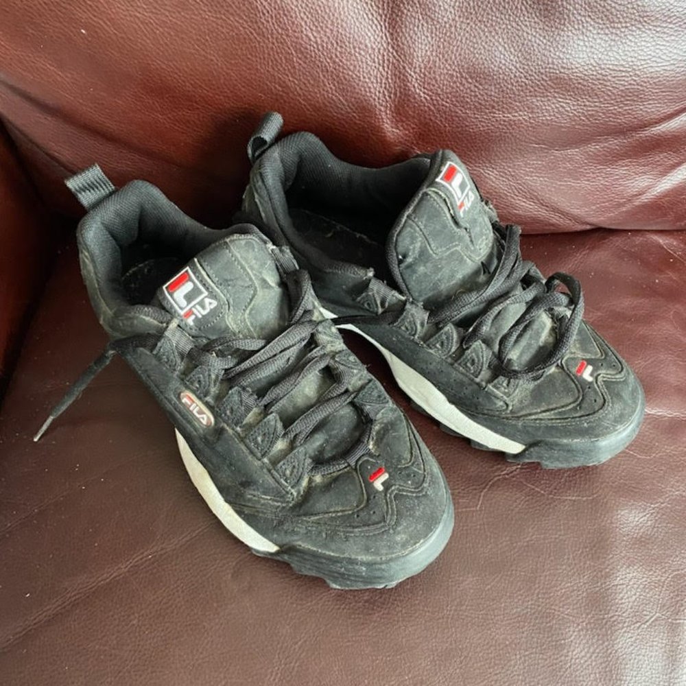 FILA  LADIES SNEAKERS  SIZE 8
